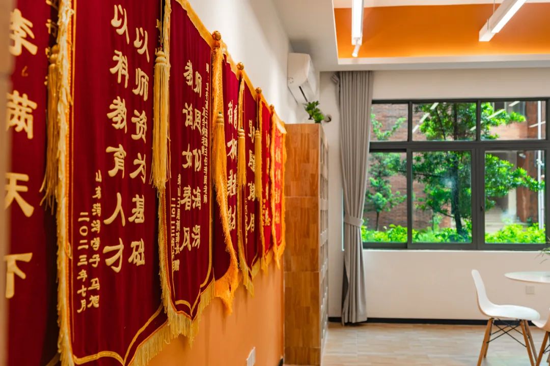“贵校的课程设置有哪些特色？有哪些课外活动供学生参与？”